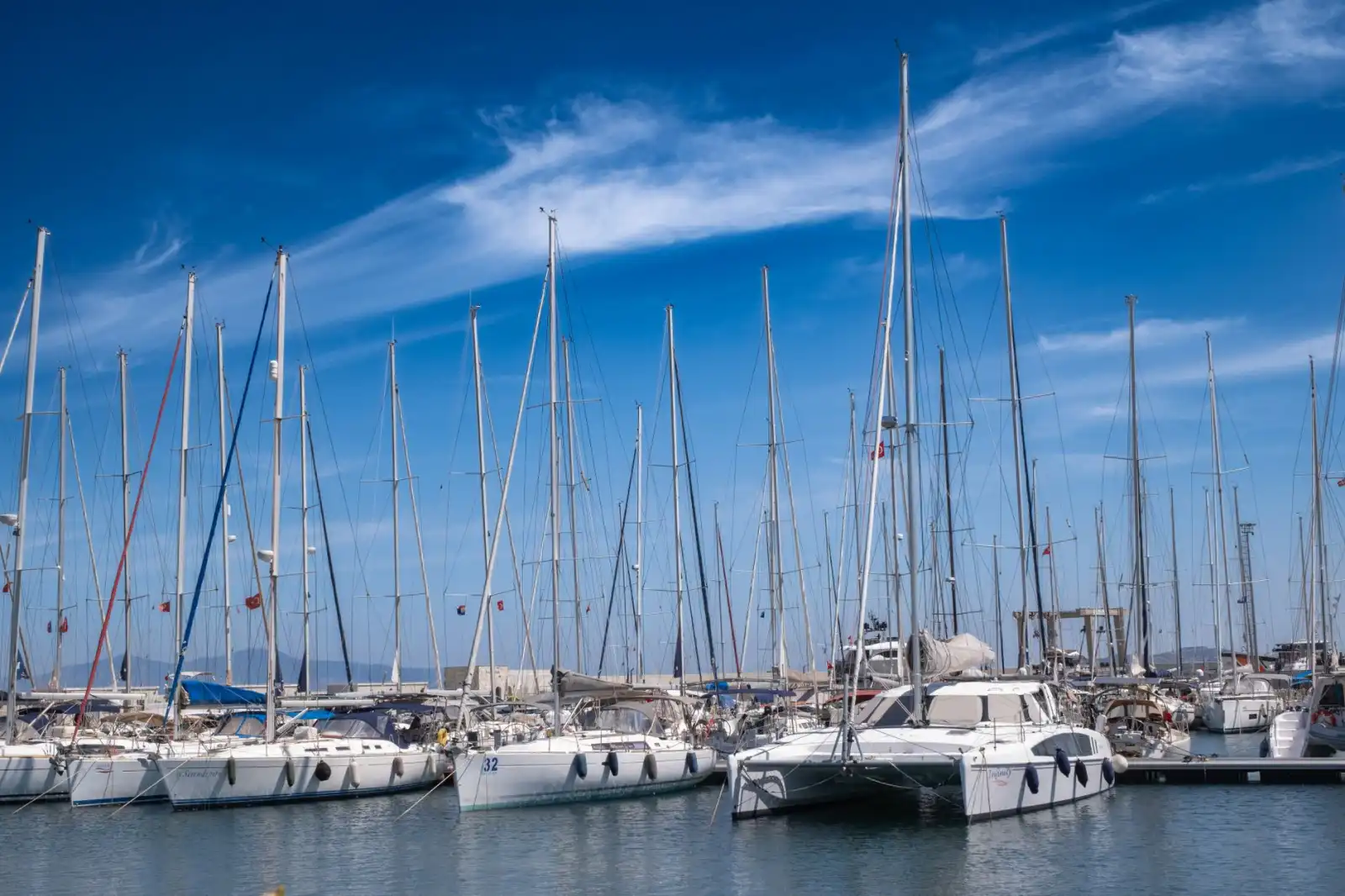 海南政企会议数字化升级：智能会议平板与无线投屏器选型要点分析封面图
