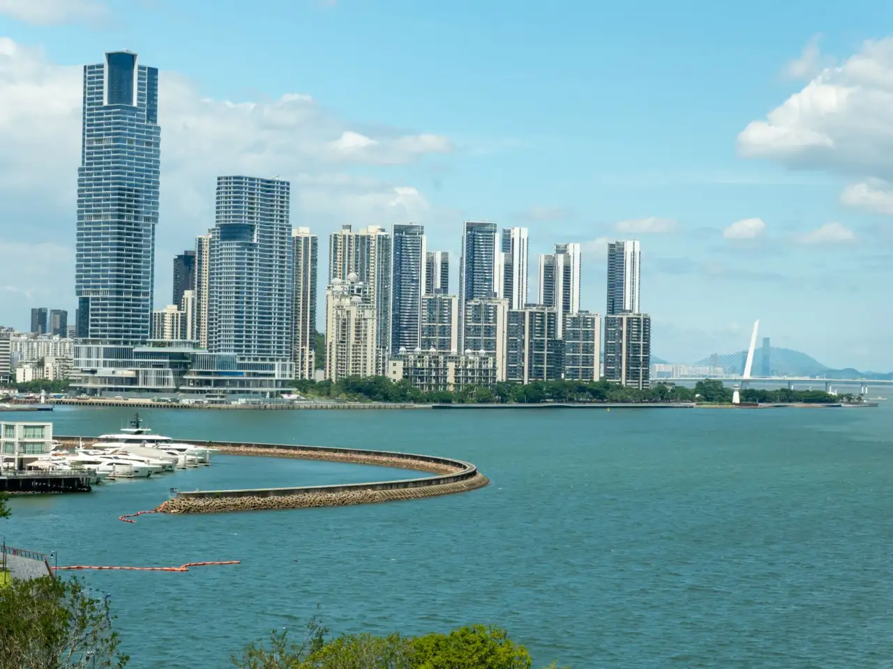 电子桌牌与传统纸质桌牌对比：海南政企会议场景下的选型参考