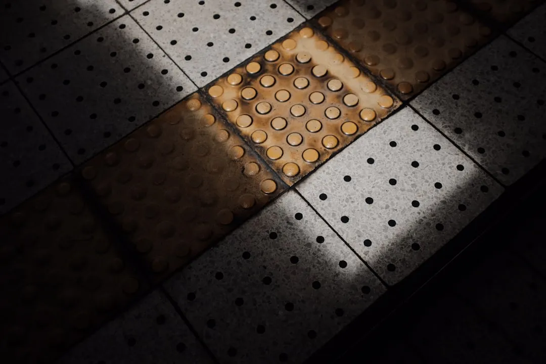 会议平板与无线投屏器协同应用：海口企业会议室无线化改造技术解析